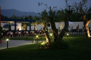 Petit déjeuner et déjeuner servis sur place, spécialités Cuisine locale