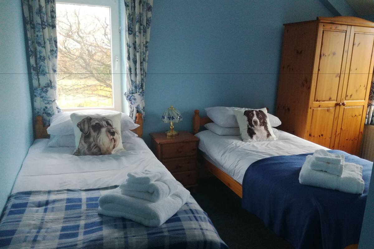 Habitación con 2 camas individuales | Wifi gratis y ropa de cama