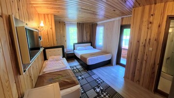 Habitación triple | Escritorio, sistema de insonorización, tabla de planchar con plancha