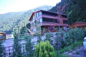 Free daily buffet breakfast - Sekersu Hotel (Çaykara)