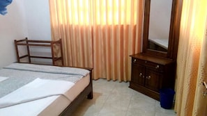 Chambre Double, 3 chambres, vue jardin | Coffres-forts dans les chambres, bureau, chambres insonorisées