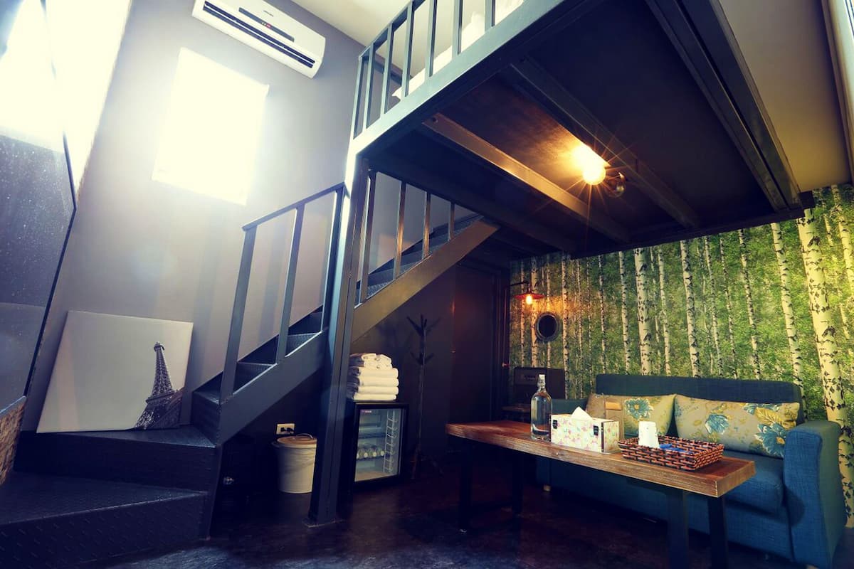 Signature Quadruple Room, 1 Bedroom (Over 2pax, additional cost applies) | Desk, free WiFi, bed sheets