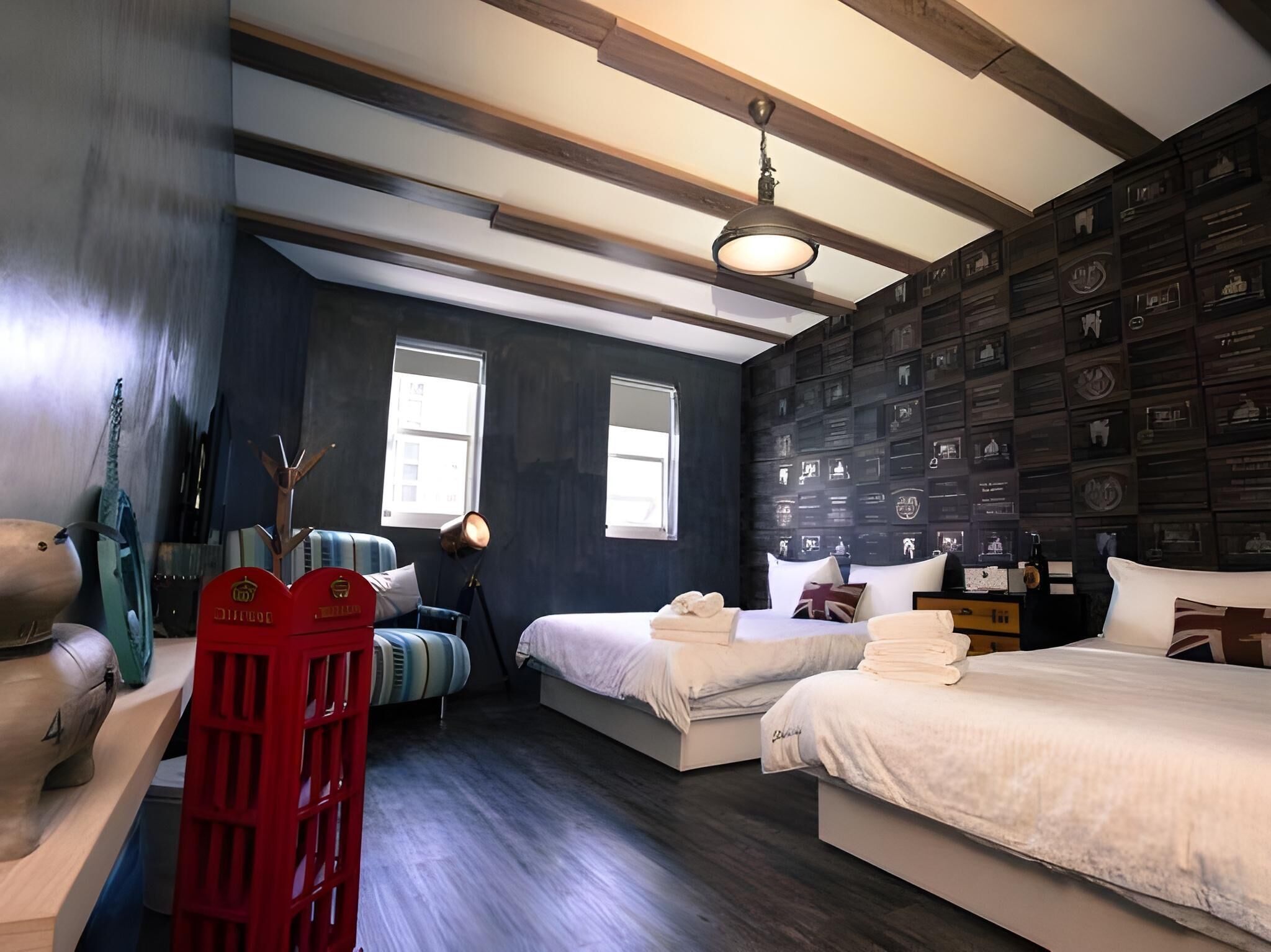 Een bureau, gratis wifi, beddengoed