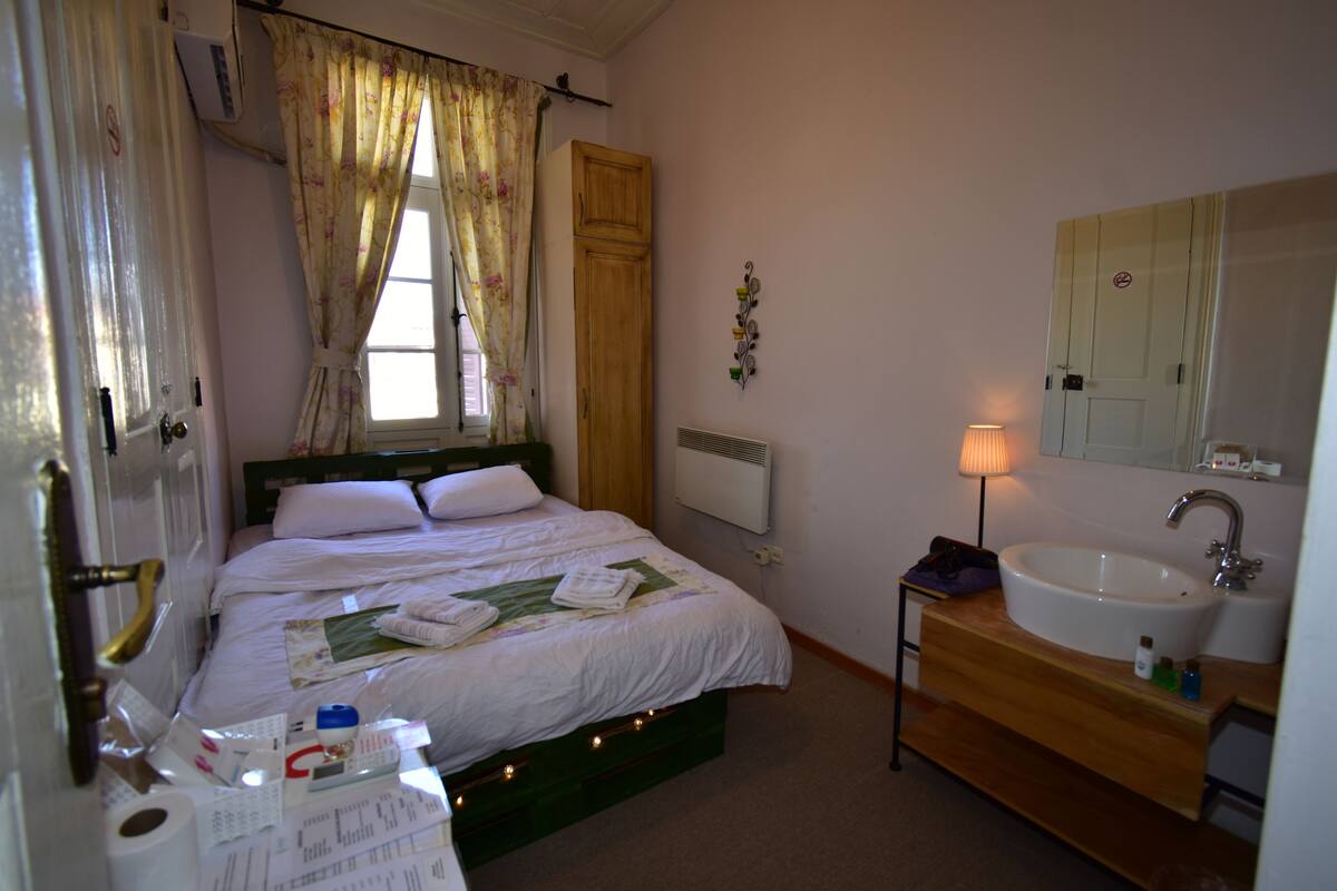 Design Double Room, 1 Bedroom (Green) | Egyptian cotton sheets, premium bedding, individually decorated