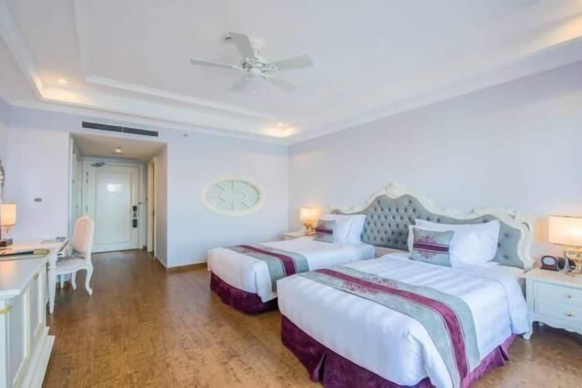 Premium bedding, minibar, in-room safe, desk