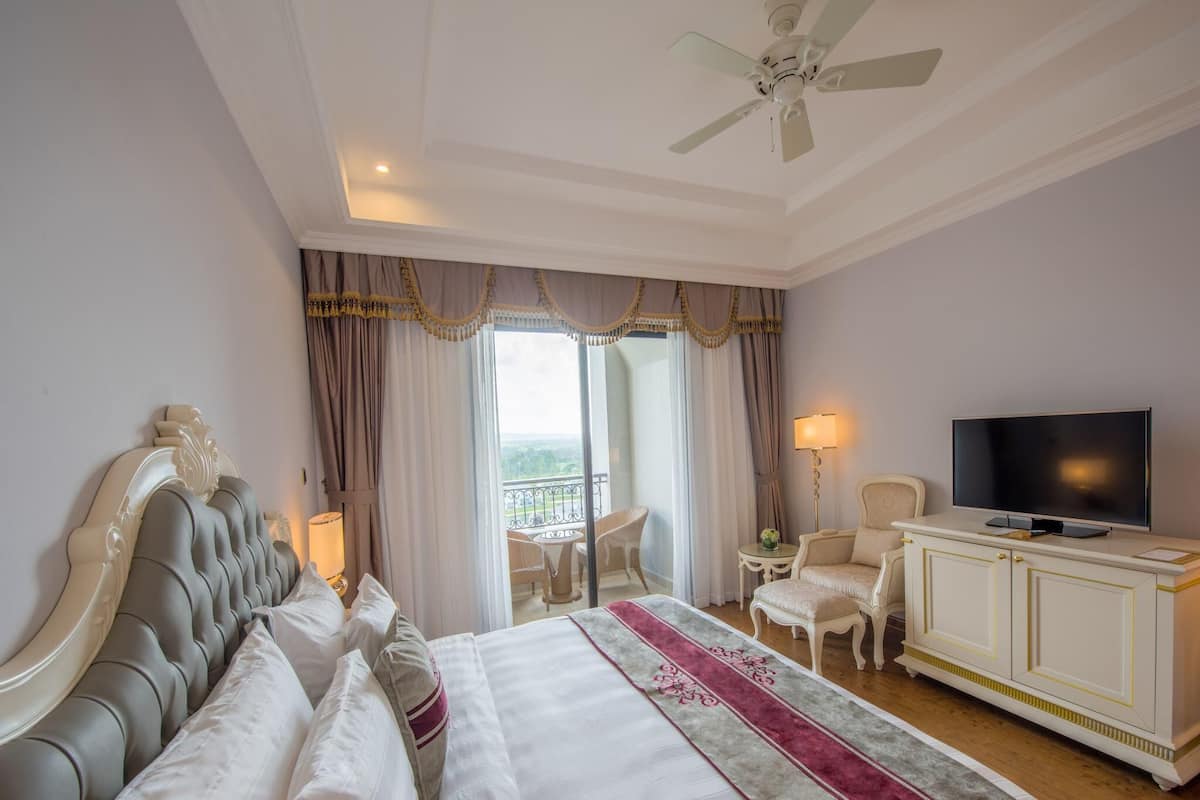 Premium bedding, minibar, in-room safe, desk