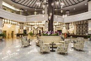 2 Bars/Lounges