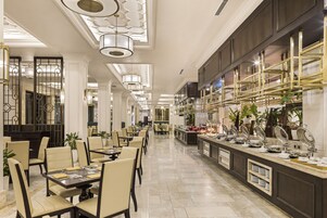 Se sirven desayunos, almuerzos y cenas; cocina internacional