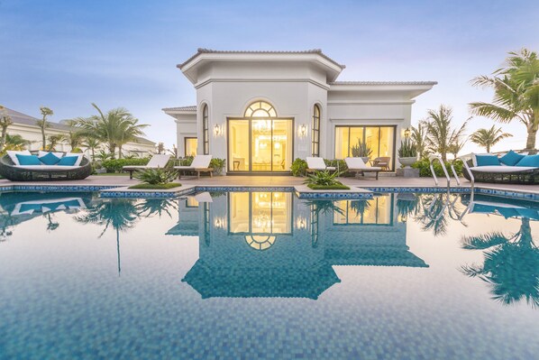 Villa, 4 chambres, piscine privée, vue sur la mer | Literie de qualité, minibar, coffre-fort, bureau