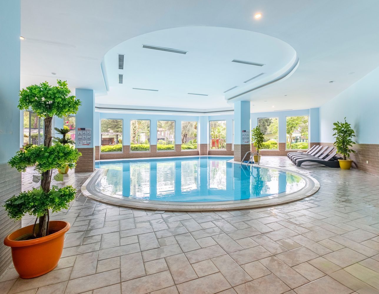 4 innendørsbassenger,4 utendørsbassenger, bassengparasoller og solsenger
