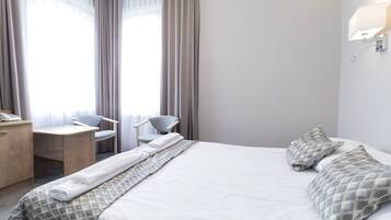Habitación con 1 cama doble o 2 individuales | Escritorio, sistema de insonorización, tabla de planchar con plancha