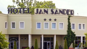 A hotel named "Hotel Jan Sander" with a reception area, parking lot, and a sign for "SFAIROWA SALA 2". - Jan Sander Hotel (Aleksandrow Lodzki)