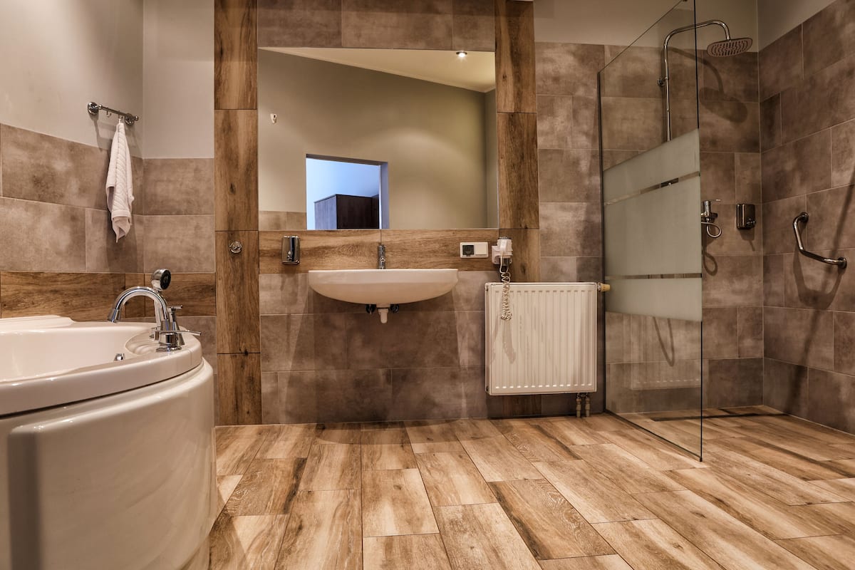 deluxe room | bathroom | free toiletries, hair dryer, towels