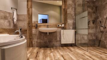 Deluxe Room | Bathroom | Free toiletries, hair dryer, towels