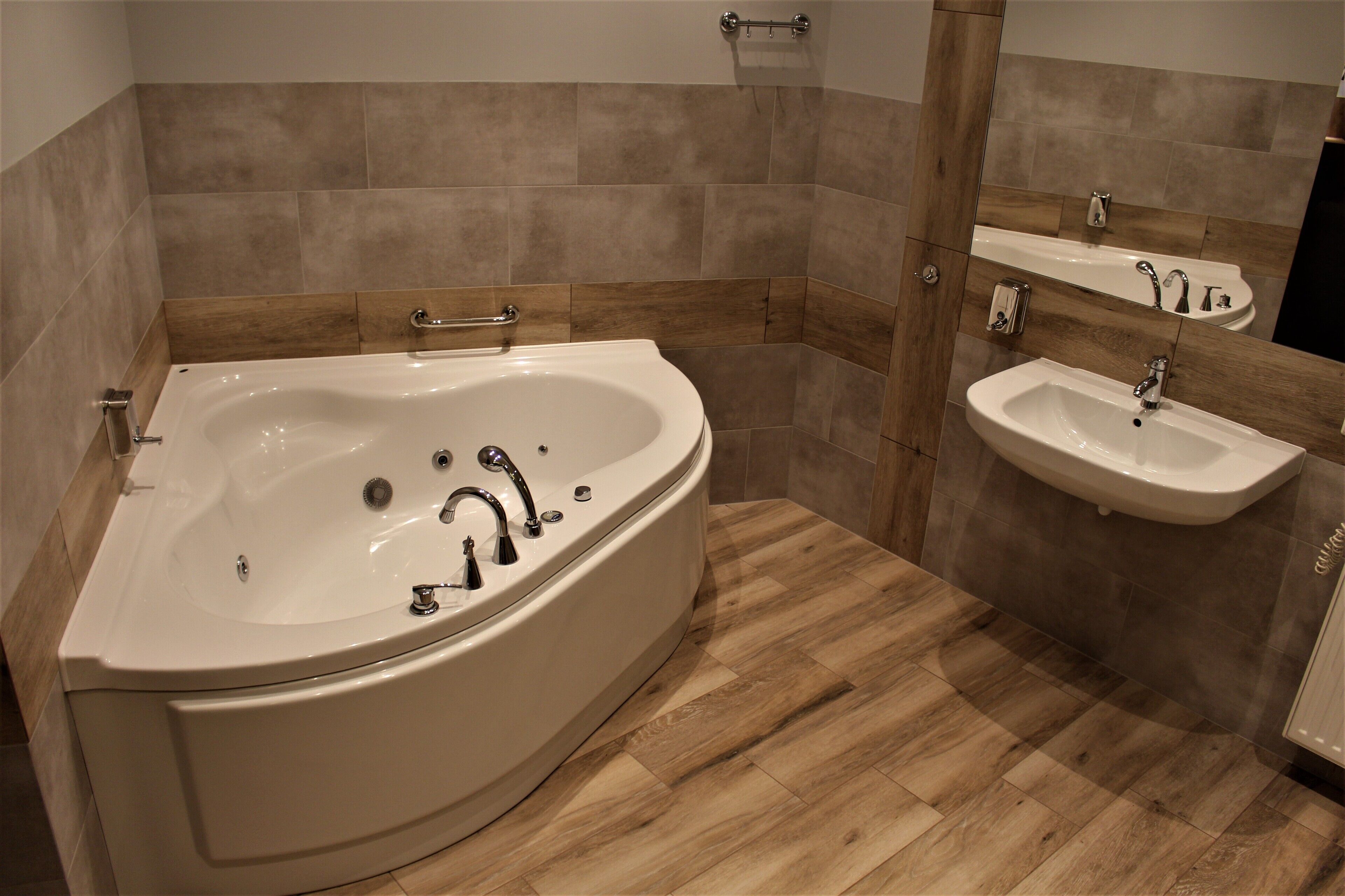 deluxe room | bathroom | free toiletries, hair dryer, towels