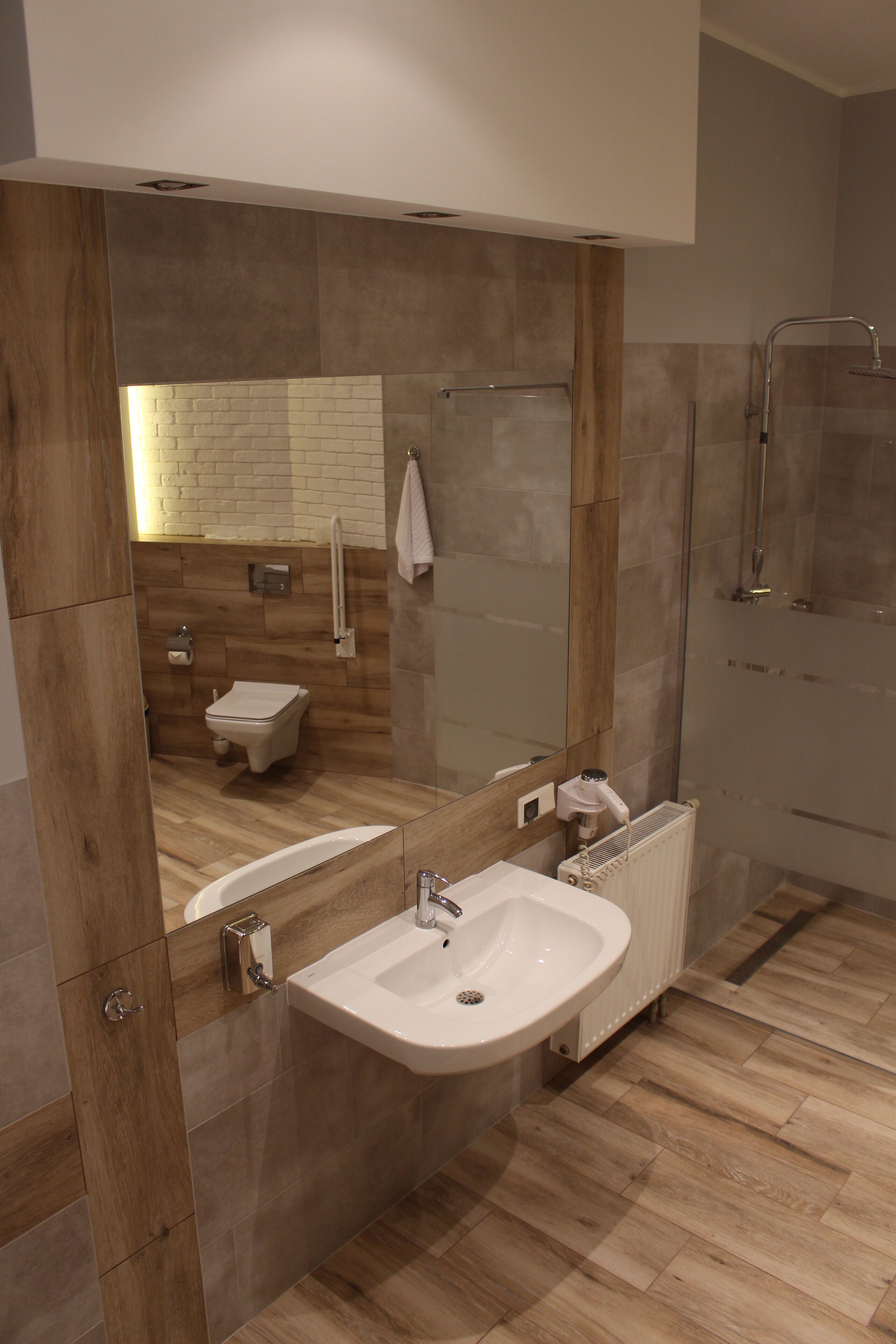 deluxe room | bathroom | free toiletries, hair dryer, towels