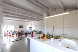 Apartment | Eigene Küche | Kühlschrank, Mikrowelle, Ofen, Herdplatte