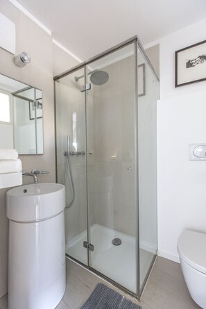 아파트 | 욕실 | 별도의 욕조 및 샤워 시설, 무료 세면용품, 헤어드라이어, 타월