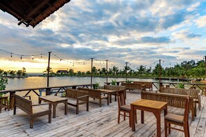 Swim-up bar - Mango Beach Resort (Phu Quoc)