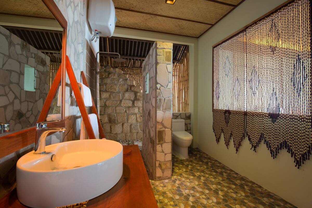 bungalow, beachfront | bathroom | shower, free toiletries, hair dryer, bathrobes