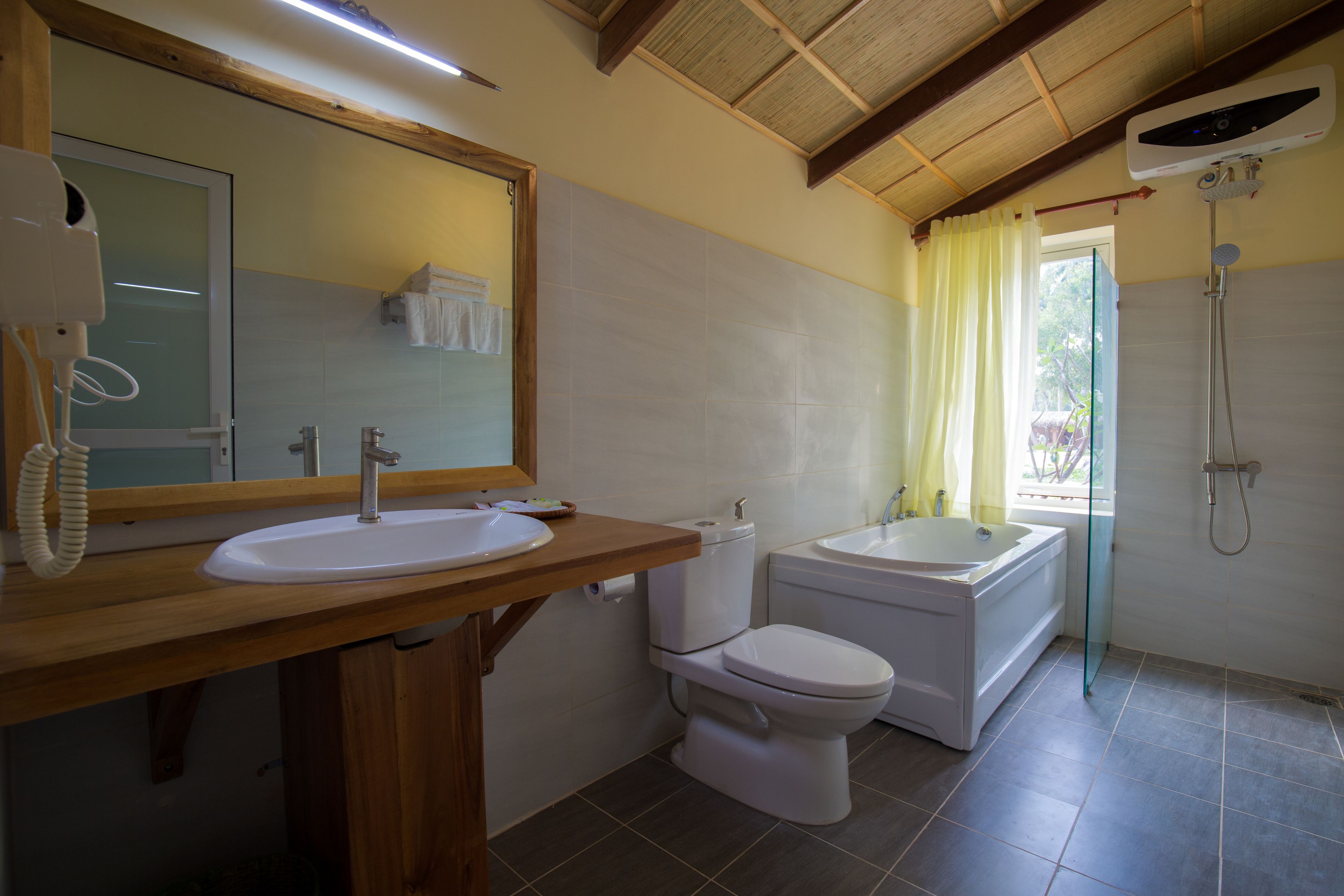 family bungalow | bathroom | shower, free toiletries, hair dryer, bathrobes