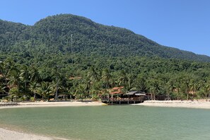 Playa privada, sombrillas, toallas de playa