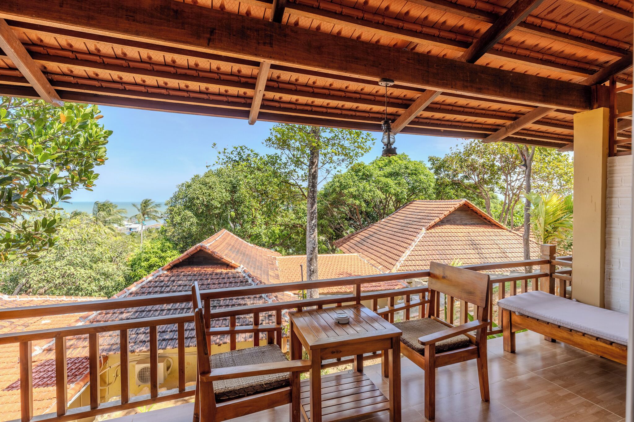 豪華雙人房 | 迷你吧、房內夾萬、書桌、隔音