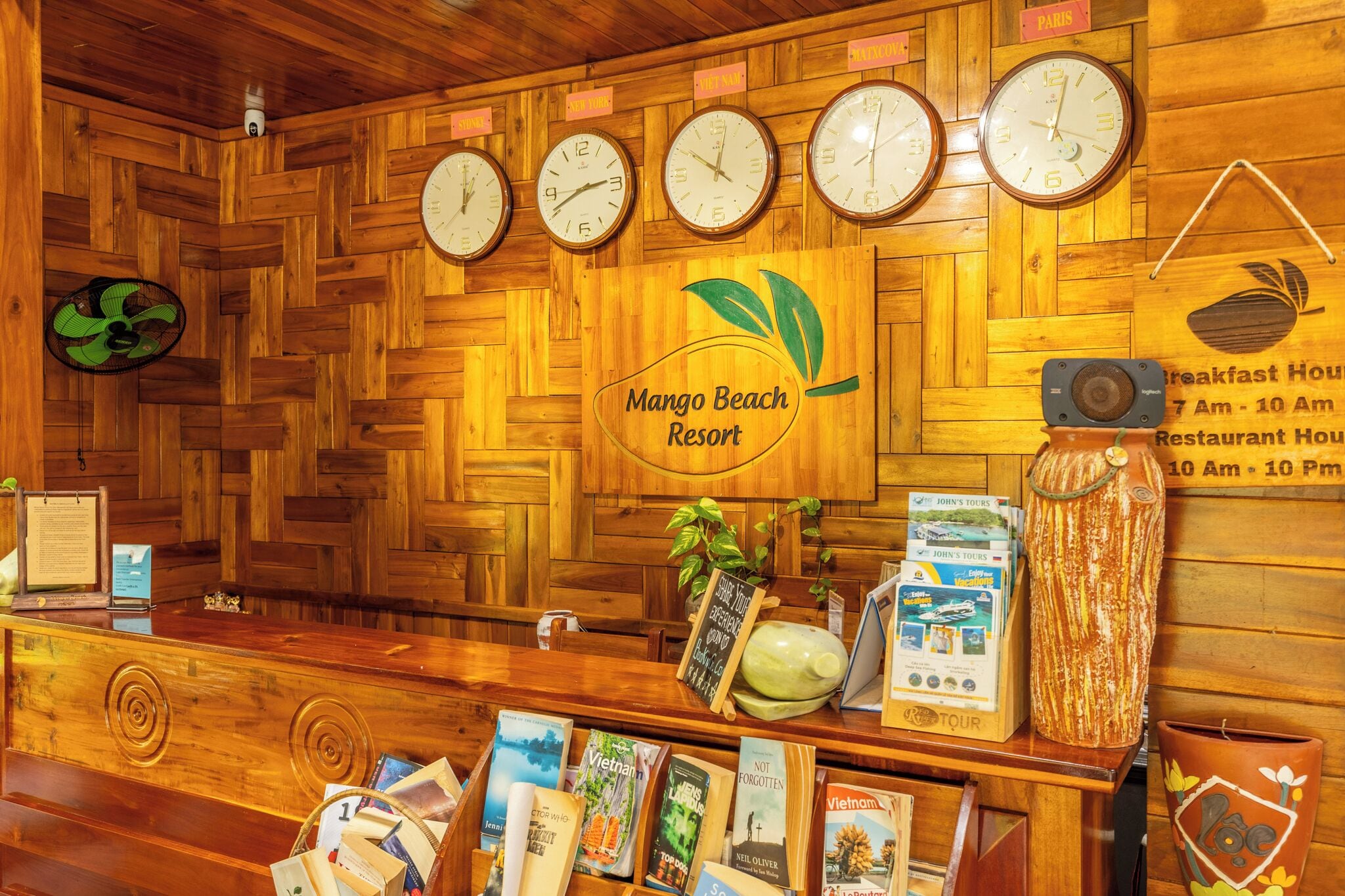 Check-in/check-out kiosk