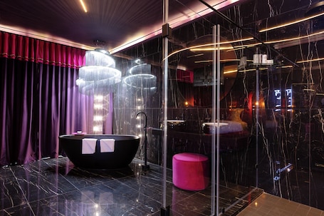 Premier Double Room | Bathroom. Mint Hotel Rosebank
