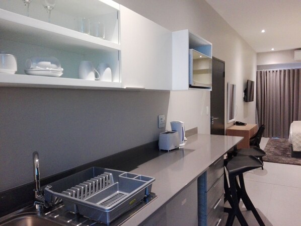 Hotel room | Private kitchenette | Electric kettle, toaster, paper towels