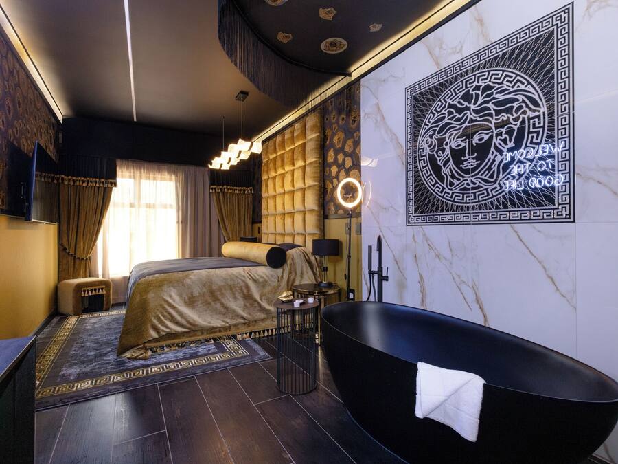 Luxe tweepersoonskamer | Een kluis op de kamer, verduisterende gordijnen, geluiddichte muren