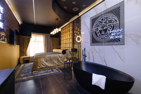 Luxury Double Room | 1 bedroom, in-room safe, blackout drapes, soundproofing