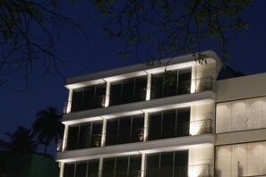 Fachada del alojamiento - Noche