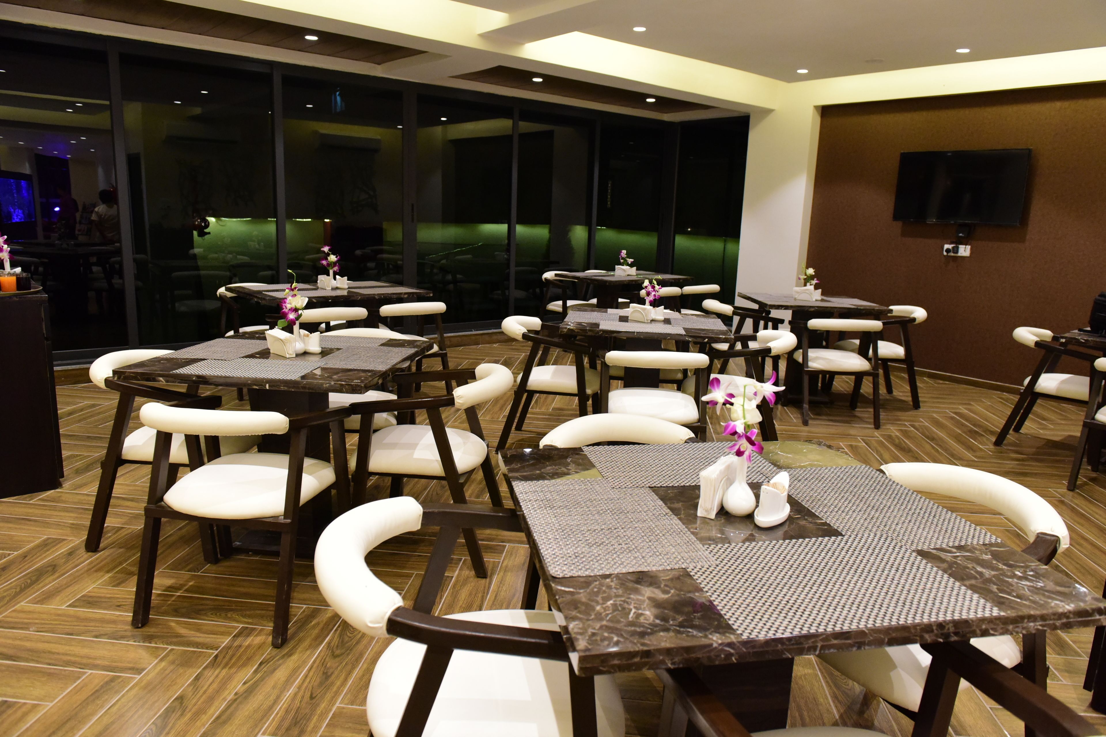 每日供应自助式早餐（每人 INR 262）