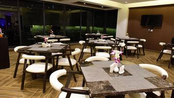 Desayuno buffet (INR 262 por persona)