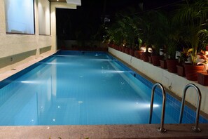 Outdoor pool - The Flora Grand (Vasco da Gama)