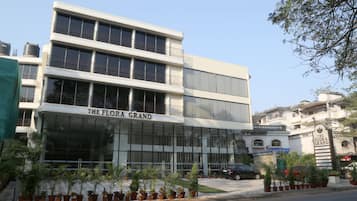 Vista frontal de la propiedad