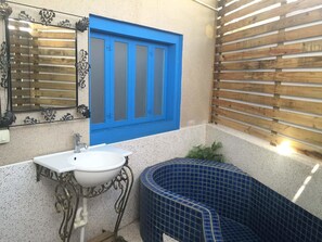 Deluxe Double Room, 1 Bedroom | Bathroom | Combined shower/bathtub, deep-soaking bathtub, free toiletries