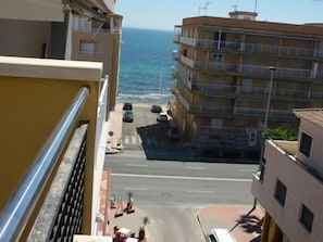 Un edificio costero con balcones que dan al mar.