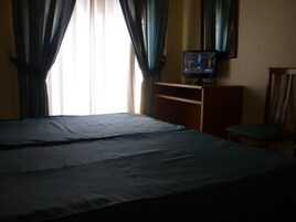 Caja fuerte, escritorio, camas supletorias y wifi gratis