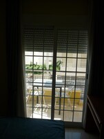 Caja fuerte, escritorio, camas supletorias y wifi gratis