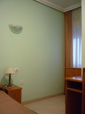 In-room safe, desk, rollaway beds, free WiFi - Hotel Tuto (Torrevieja)