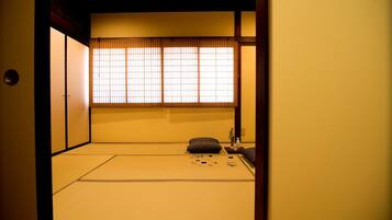 Resortwoning (Japanese-Style) | Luxe beddengoed, een kluis op de kamer, een bureau, een laptopwerkplek