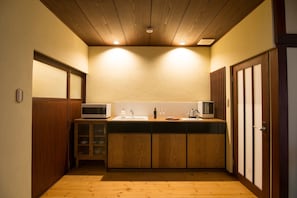 Stadtwohnung (Japanese-Style) | Eigene Kochnische | Kühlschrank, Mikrowelle, Wasserkocher mit Kaffee-/Teezubehör