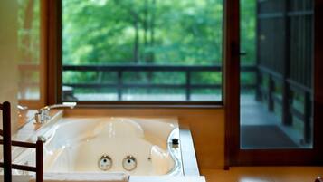 Separate bathtub and shower, jetted bath, free toiletries, hair dryer