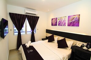 Desk, soundproofing, free WiFi, bed sheets - Hotel Lavender Senawang (Seremban)
