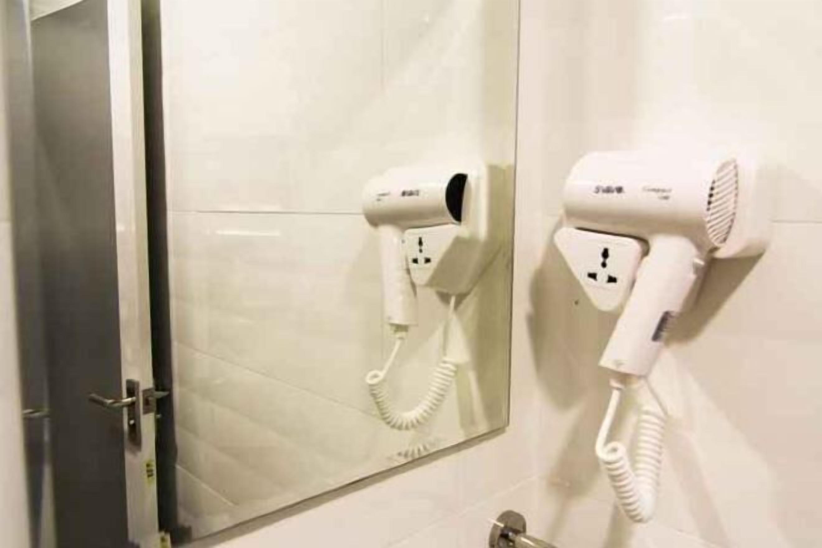 Ducha, artículos de tocador gratuitos, secador de pelo, batas