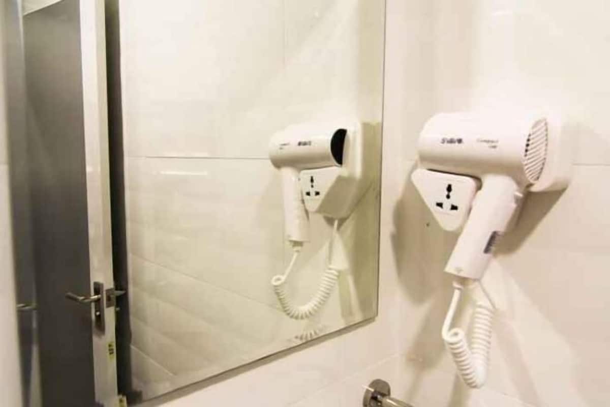 Ducha, artículos de tocador gratuitos, secador de pelo, batas