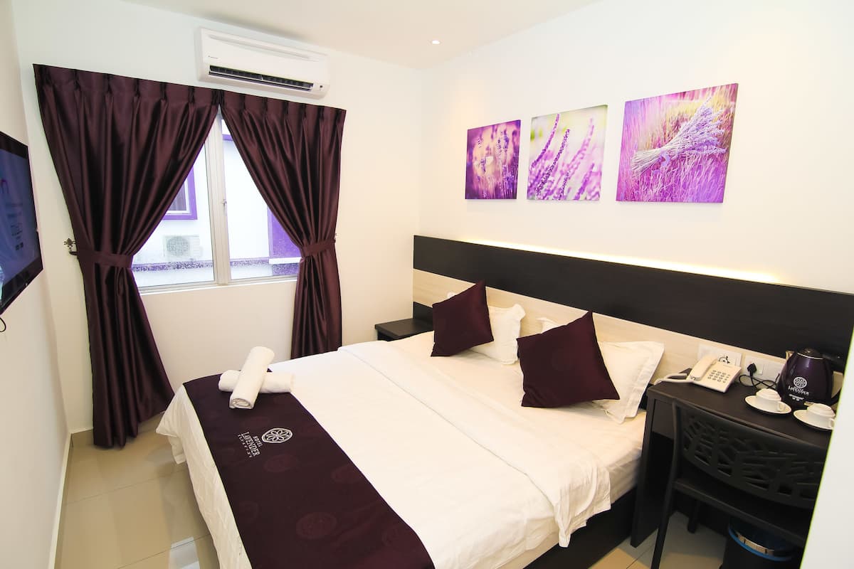 Desk, soundproofing, free WiFi, bed sheets