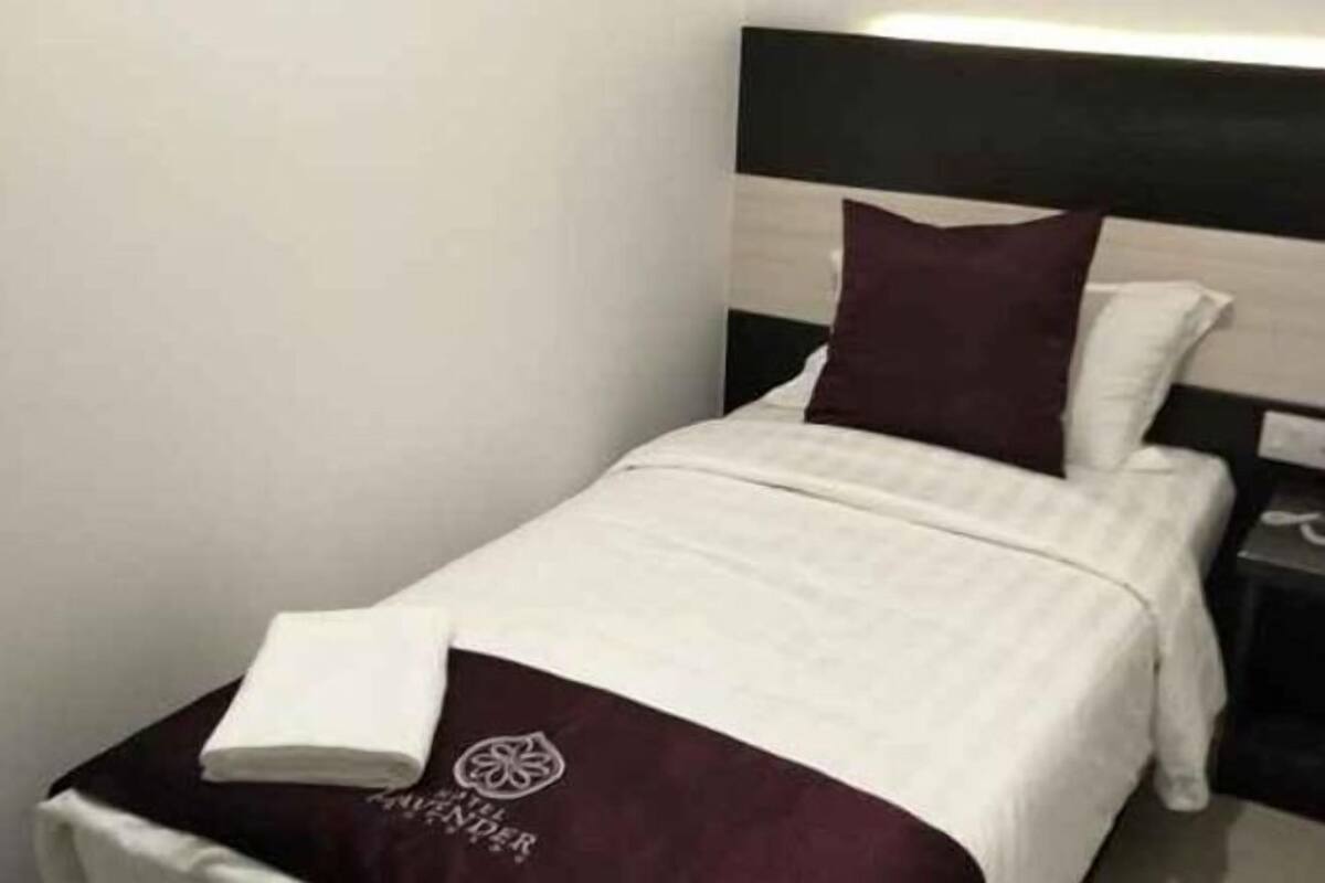 Escritorio, insonorización, wifi gratis y ropa de cama